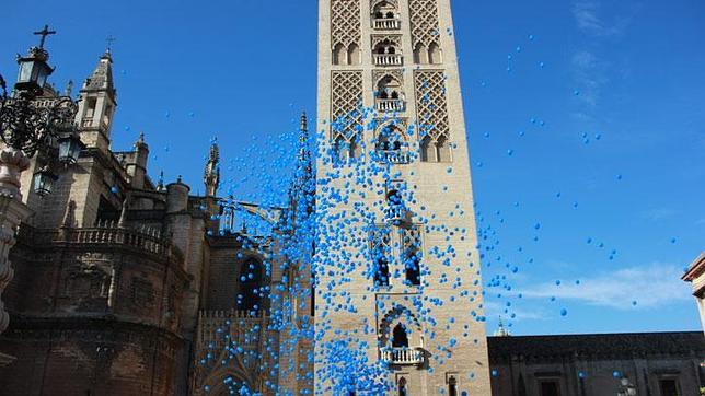 4.000 globos cubren la Giralda para celebrar el Día de la Infancia