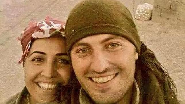 Una selfie de dos combatientes kurdos que resisten el asedio del Estado Islámico en la ciudad siria de Kobani