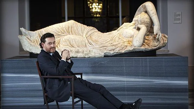 Miguel Zugaza en el Prado junto a una de sus esculturas