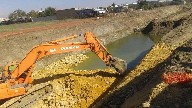 Comienzan las obras en el arroyo Calzas Anchas de Utrera