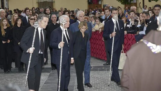 Alfonso Diez, y los hijos de la duquesa, Carlos, Eugenia y Cayetano, a la llegada a la iglesia de la Hermandad de los Gitanos