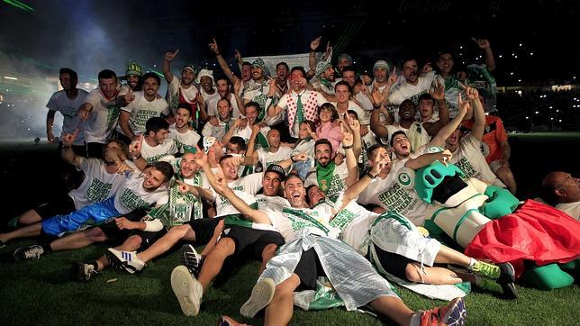 La plantilla que ascendió a Primera en junio