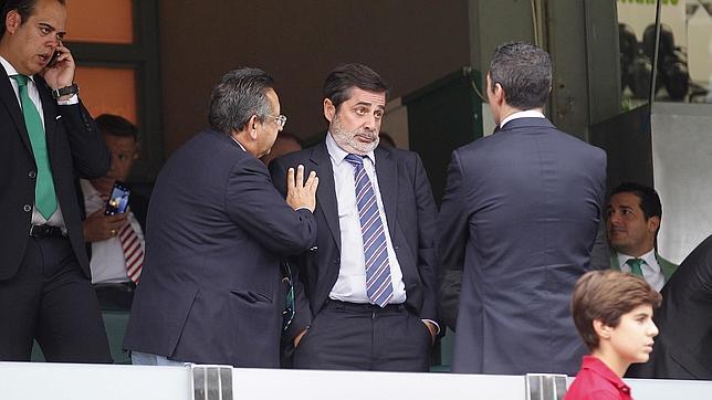 El presidente, en el palco con Sergio Medina, de espaldas