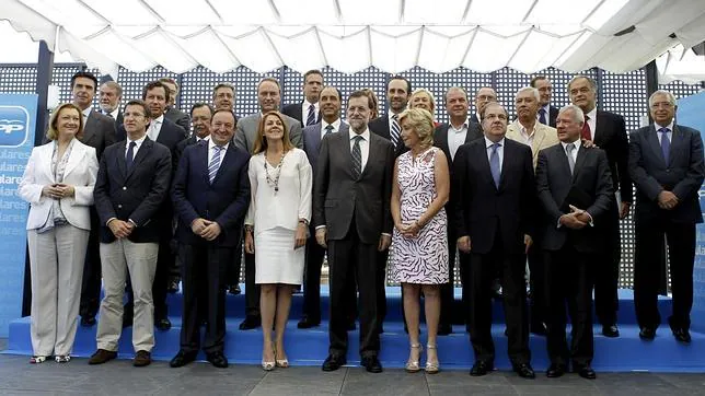 El presidente del Gobierno, Mariano Rajoy, en la sede del PP con los barones de su partido