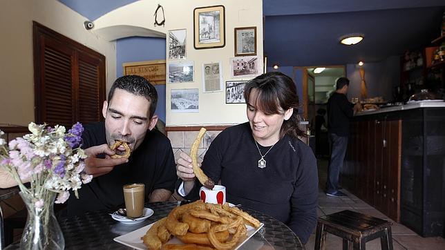 Mari Paz saborea los churros con chocolate en el interior del establecimiento