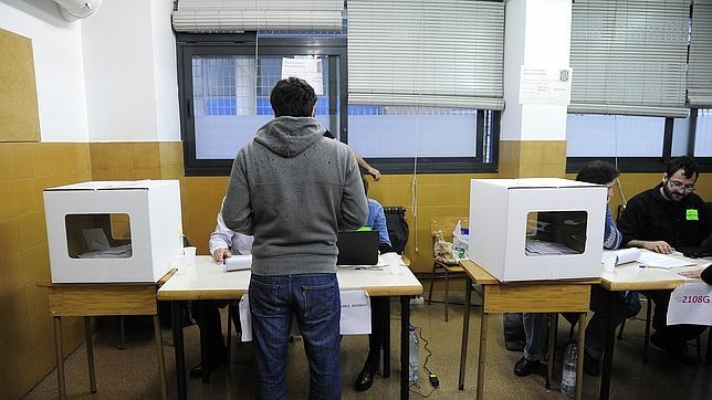 Un joven acude a votar en la consutla ilegal catalana