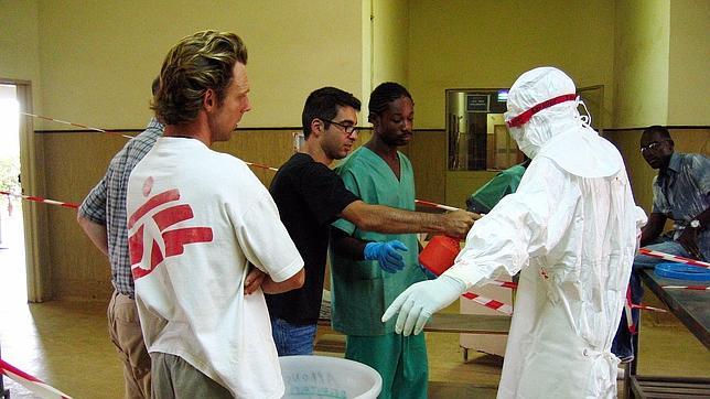 Cooperantes de Médicos Sin Fronteras enseñan a protegerse frente al ébola