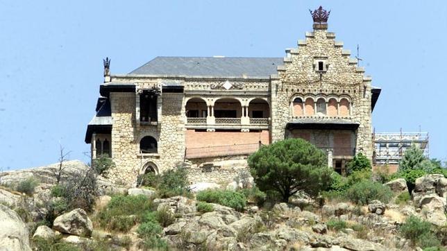 El Canto del Pico, el palacio «fantasma» que domina la carretera de La Coruña