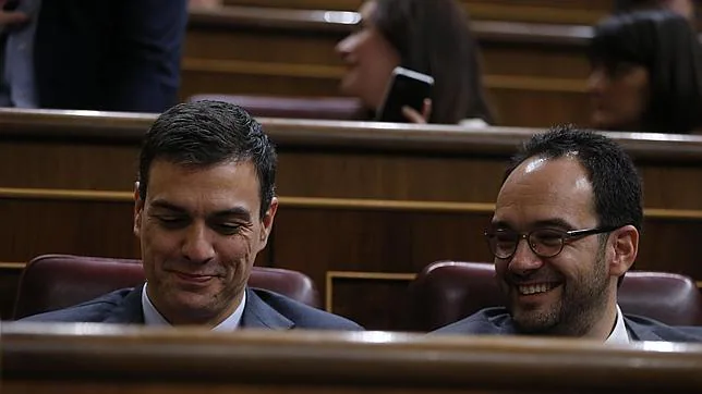 Pedro Sánchez y Antonio Hernando, en el Congreso