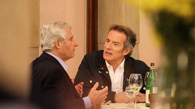 Alfonso Diez conversa con el duque de Huéscar en un restaurante de Roma en 2013