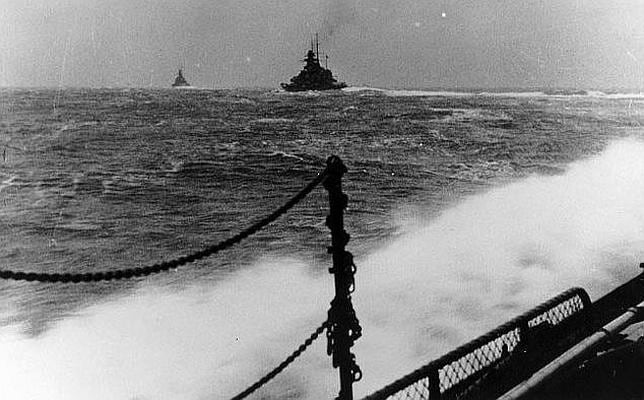 Las siluetas de los dos grandes cruceros de batalla de la Kriegsmarine, en alta mar