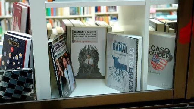 Libros de Pablo Iglesias en una vitrina de la facultad de Políticas de Somosaguas