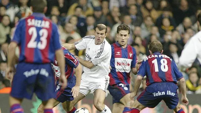 Partido de Copa del Rey entre el Real Madrid y el Eibar en el Bernabéu en 2004