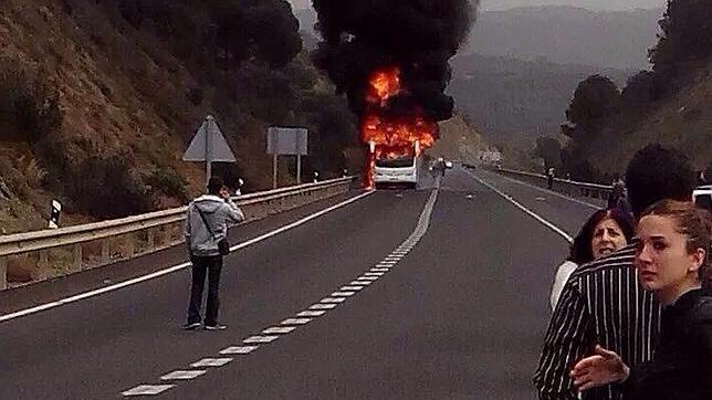 Un incendio calcina por completo un autocar y provoca retenciones en la N-432