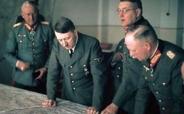 Hitler observa un mapa de campaña rodeado de sus generales