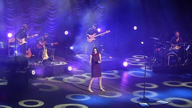 El auditorio «El Greco» echó humo con Luz Casal