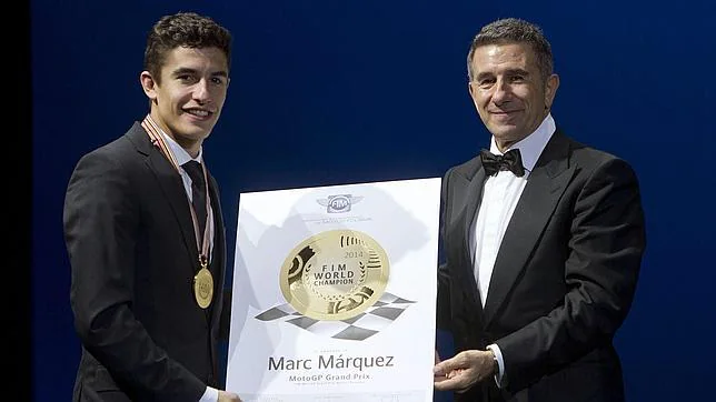 Marc Márquez recoge su premio de manos de Aspar en la gala de la FIM
