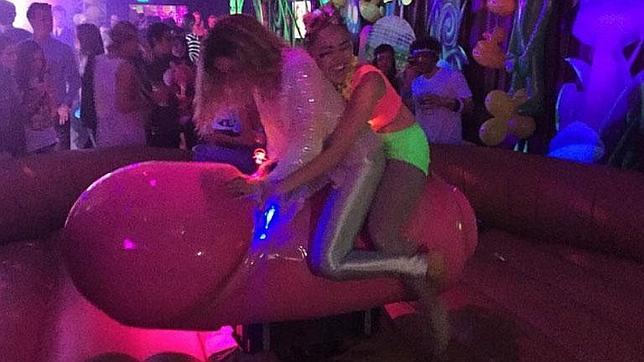 Topless y juguetes sexuales gigantes: así ha sido el cumpleaños de Miley Cyrus