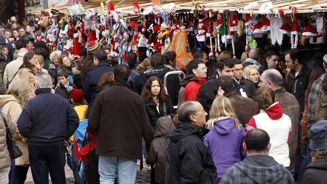 Los puestos de adornos y decoración festiva se ubican cada año en la Plaza Mayor de Madrid