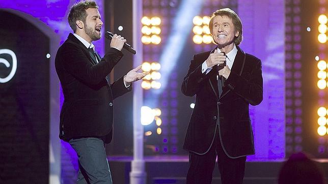 Los especiales de TVE con Raphael como protagonista son legendarios. En la imagen, junto al artista Pablo Alborán en uno de esos recitales navideños