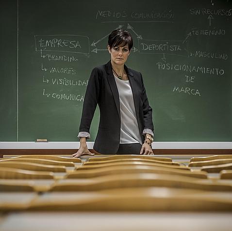 Sandra Femenía posa en una de las aulas de la Universidad Cardenal Herrera CEU en Alfara del Patriarca