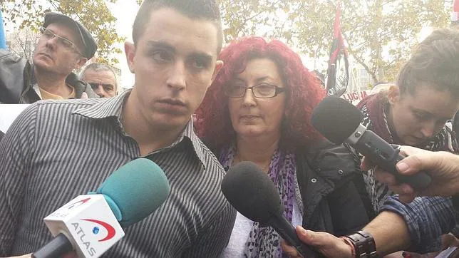 «Alfon» responde, junto a su madre, a las preguntas de los medios de comunicación tras el juicio