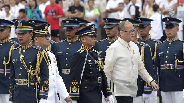 A la derecha, Benigno Aquino, presidente de Filipinas, pasa revista a las tropas el pasado 30 de diciembre en Manila