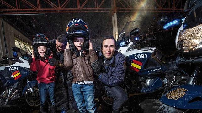 La Policía Nacional muestra su sonrisa más solidaria en el calendario de 2015