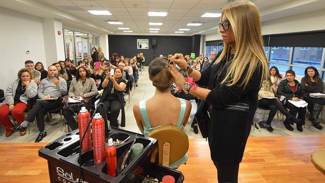 Manuela Fernández, la peluquera más internacional de Utrera