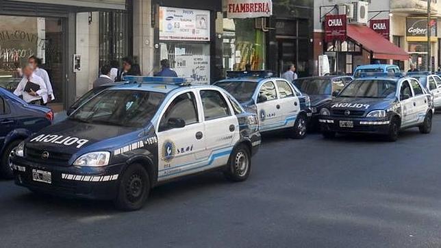 Relevan a siete jefes de policía en Argentina acusados de alquilar coches patrulla