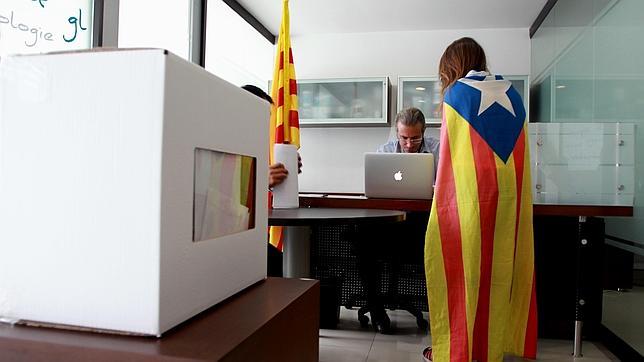 Una joven vota en la oficina habilitada en Bogotá