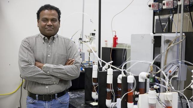 El investigador Pratap Pullammanappallil posa con el ingenio utilizado en el proceso