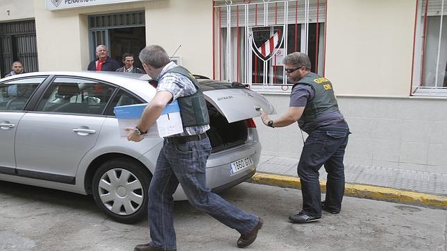 Críticas a la falta de refuerzos para instruir el fraude del Miner