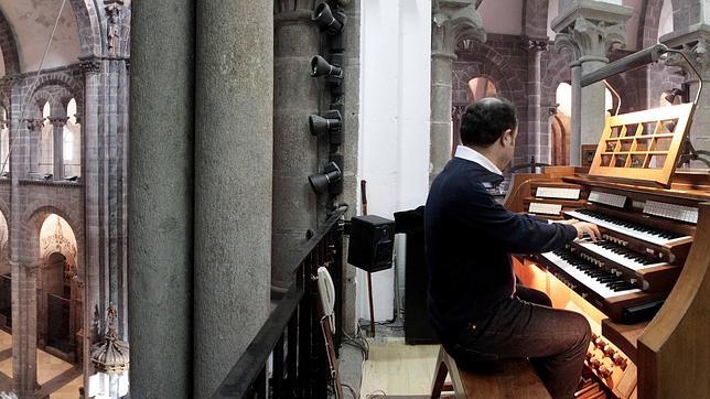 En las tripas del órgano de una catedral