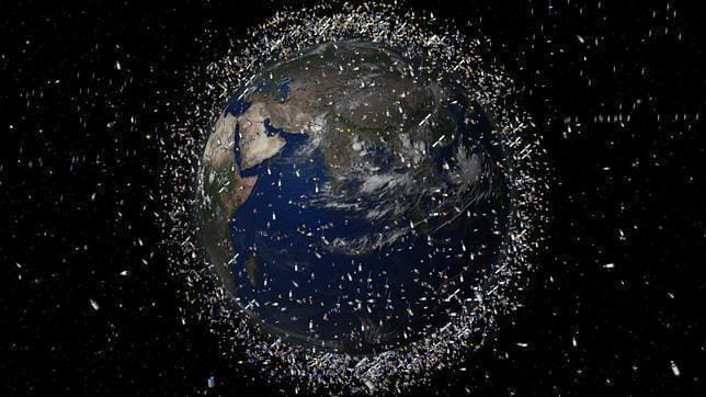 Simulación de la Tierra rodeada de basura espacial