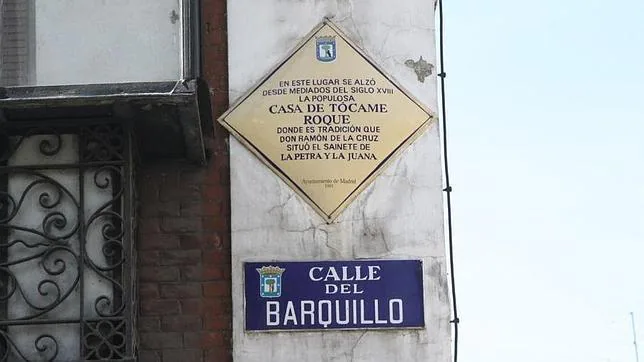 Placa que recuerda en la calle Barquillo el lugar donde se encontraba la Casa de Tócame Roque