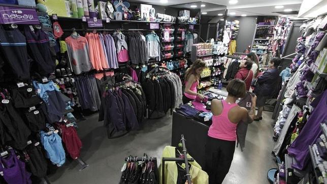 Las dependientas ordenan la ropa en una de las tiendas de la cadena francesa