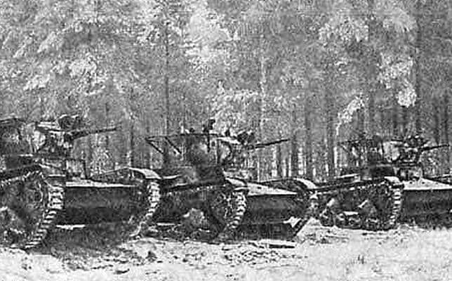 Carros ligeros T-26 soviéticos en la frontera con Finlandia