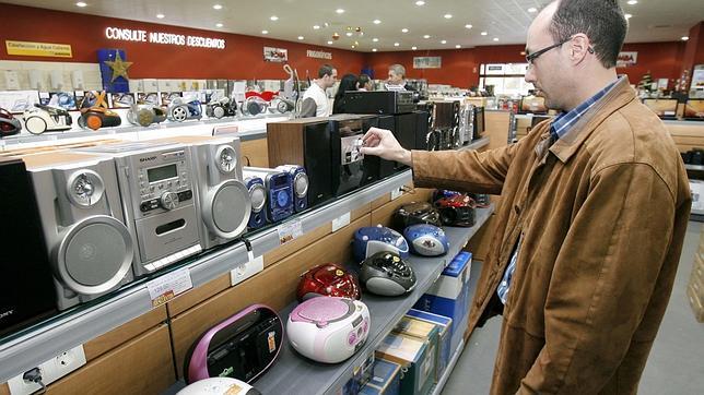 Un cliente prueba las minicadenas de música