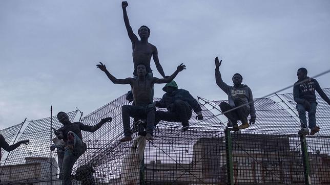 Diez inmigrantes entran en Melilla en un salto protagonizado por un grupo pequeño