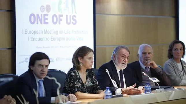 El ex eurodiputado Jaime Mayor Oreja (centro), durante la presentación de la Federación Europea "One of Us" en Madrid