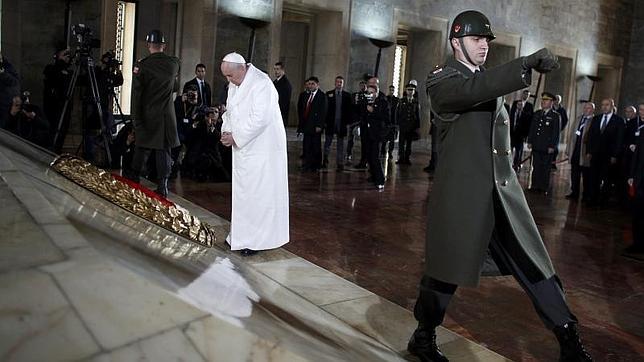 El Papa Fransico deposita una corona de flores en el cenotafio de Mustafá Kemal Ataturk, fundador y primer presidente de la República Turca