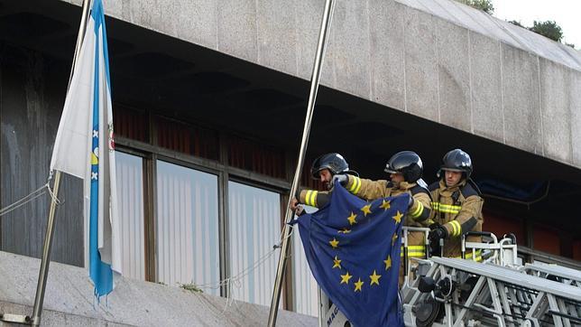 Los bomberos de Vigo colocan las banderas del Ayuntamiento a media asta