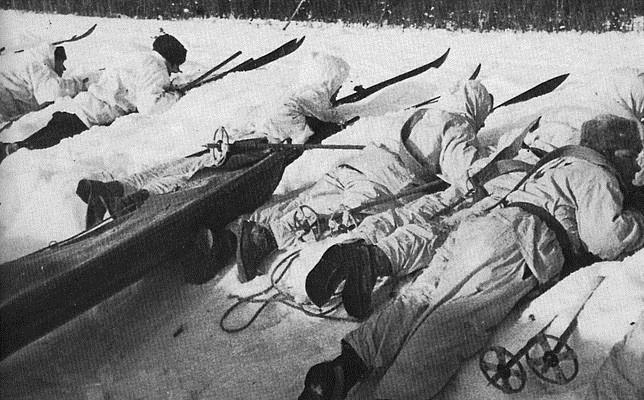 Fuerzas de esquiadores finlandeses (los «sissi»), desplegados en la zona fronteriza, hacen frente resueltamente al Ejército Rojo