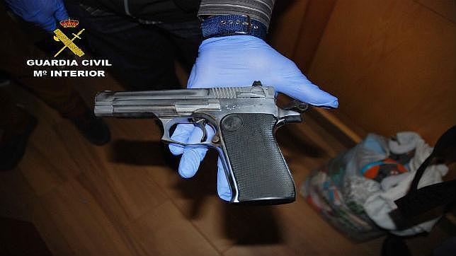 Pistola intervenida a la red de narcotráfico