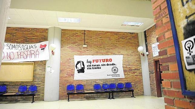 Pancartas en la facultad de Ciencias Políticas