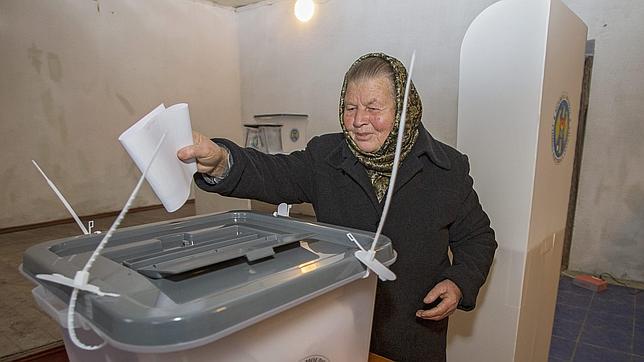 Una anciana deposita su voto en Goian
