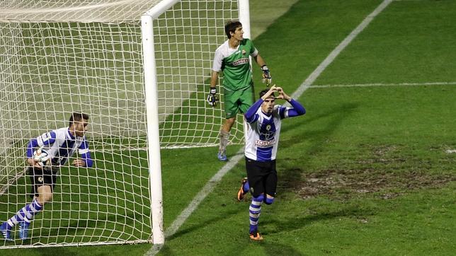 El Hércules celebra el gol ante el Reus, obra de Fernando desde el punto de penalti