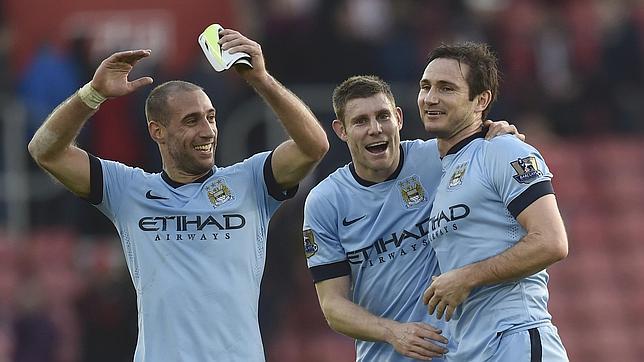 El Manchester City golea y se acerca al Chelsea