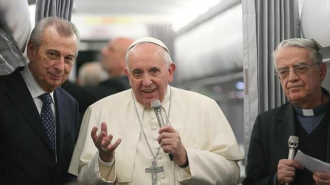 El Papa responde a las preguntas de los periodistas durante el vuelo de regreso a Roma tras su visita a Turquía